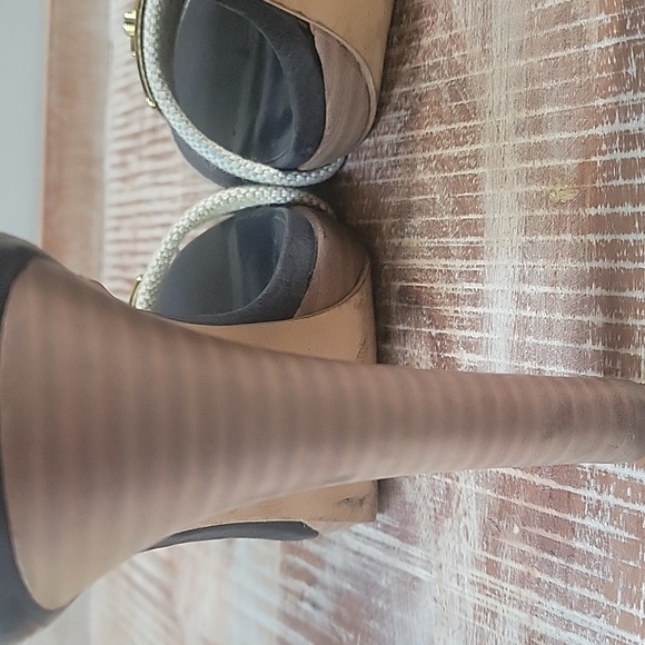 Tory Burch Black and Gold Heels with Elegant T-Strap‎ Size 7 - Picture 9 of 16